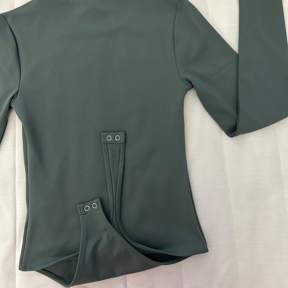 Express Body Contour Double Layer Crew Neck Thong Bodysuit - Picture 11 of 12